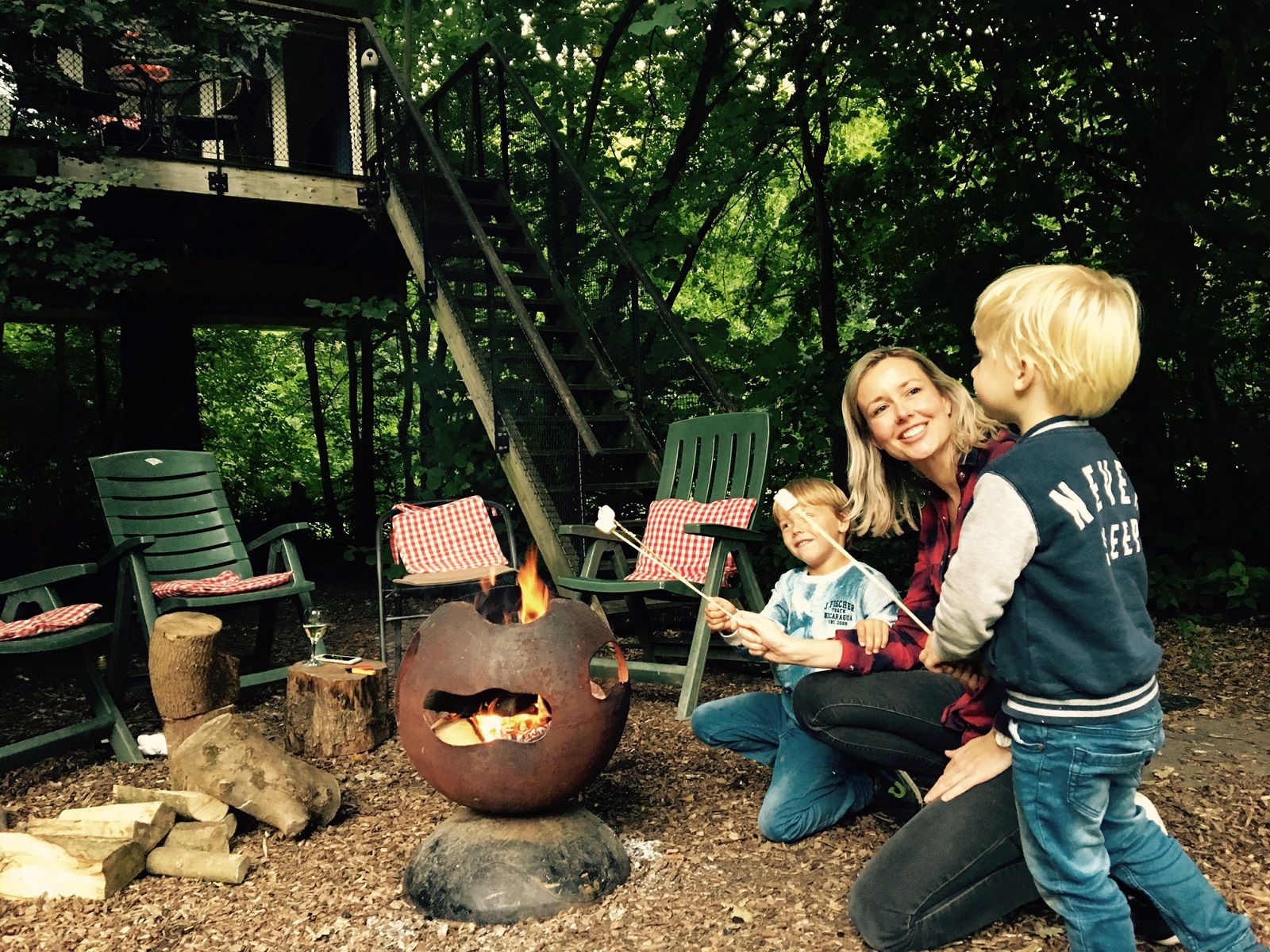 boomhutovernachting, overnachten in een boomhut, weekend weg met jongens, jongensdroom, overnachten in de natuur