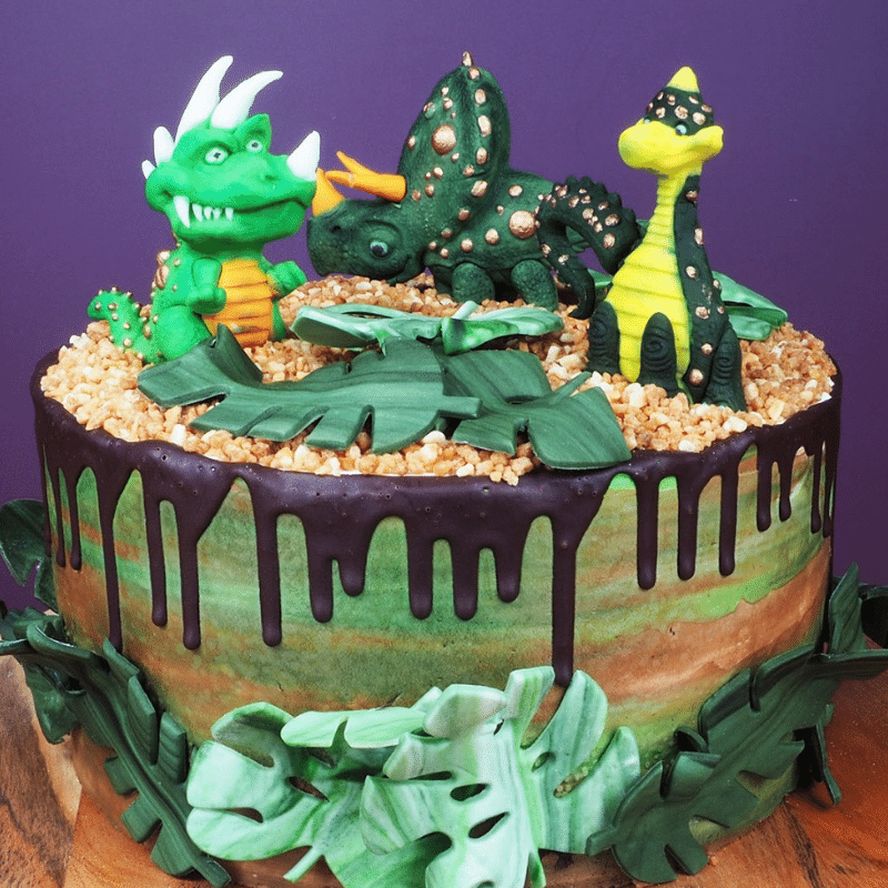 taarten voor jongens, jongenstaarten, de leukste taarten, verjaardagstaarten voorbeelden, dino taart, taart met dino's, dinosaurustaart, dinofeestje