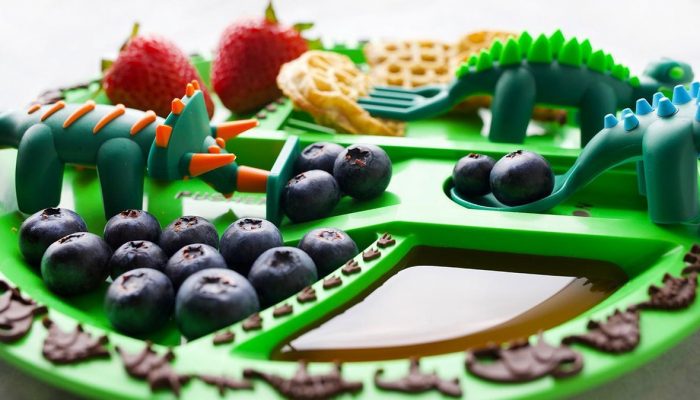 dino kinderbestek, dinosaurus bestek, leuk kinderbestek jongen, slecht eten van kinderen, he dat lust ik, eten met kinderen, aan tafel met kinderen