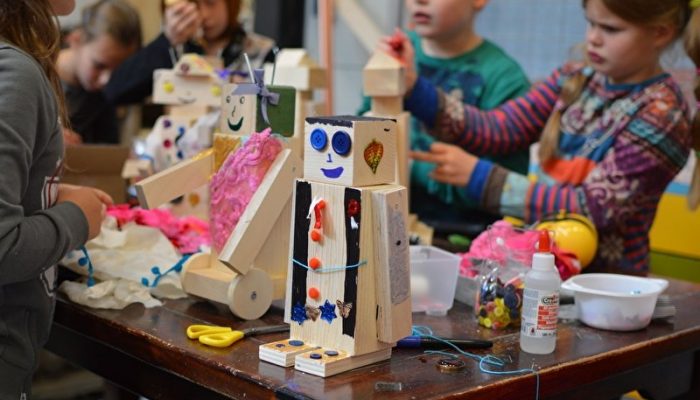 houten robot , doe-het-zelf kinderfeestje, klasfeestje, klus kinderfeestje, dino bouwpakket, dinosaurus feestje, dino knutselen, klussen met je kind