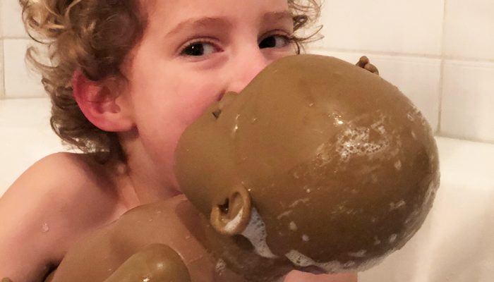 Mijn zoon speelt met poppen, jongenspop, jongens en poppen, zoon speelt met barbie