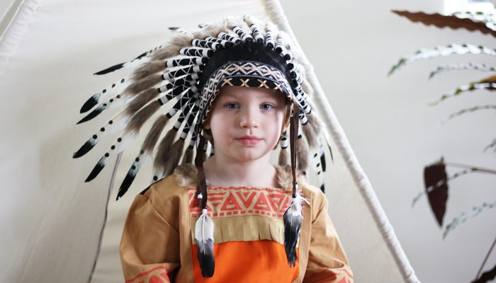 Waarom is verkleden goed voor de ontwikkeling van mijn kind, indianenpak, souza, verkleden, review boyslabel