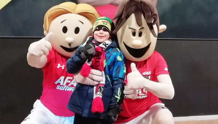 met je zoon naar een voetbalwedstrijd, voetbalwedstrijd AZ kijken