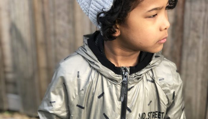 stoere zomerjas jongen