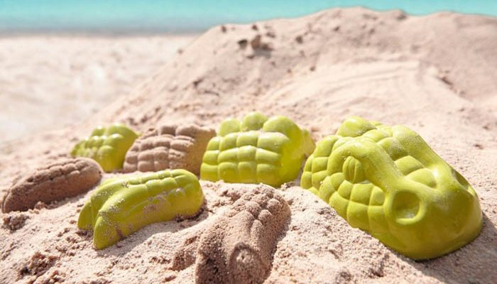 zand speelgoed, haba zandspeelgoed, spelen met zand, zandvormpjes, zand graafmachine speelgoed